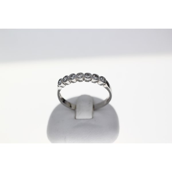 Row Ring Small Closed Setting White Gold 7st.