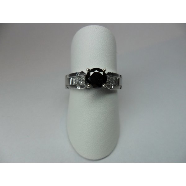 Eliro ring with black diamond