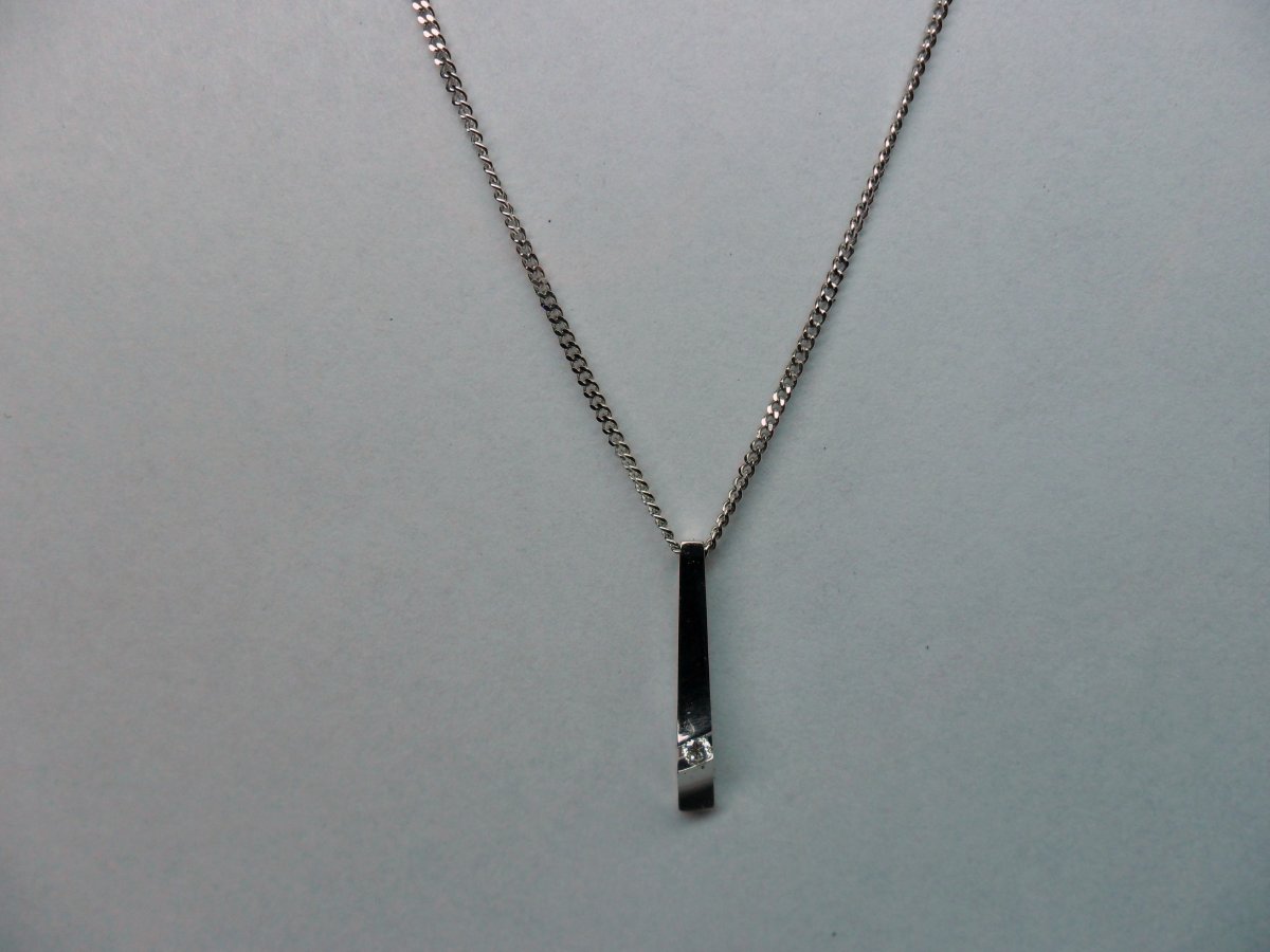 Vulcano Bar Pendant Slanted White Gold 1st.