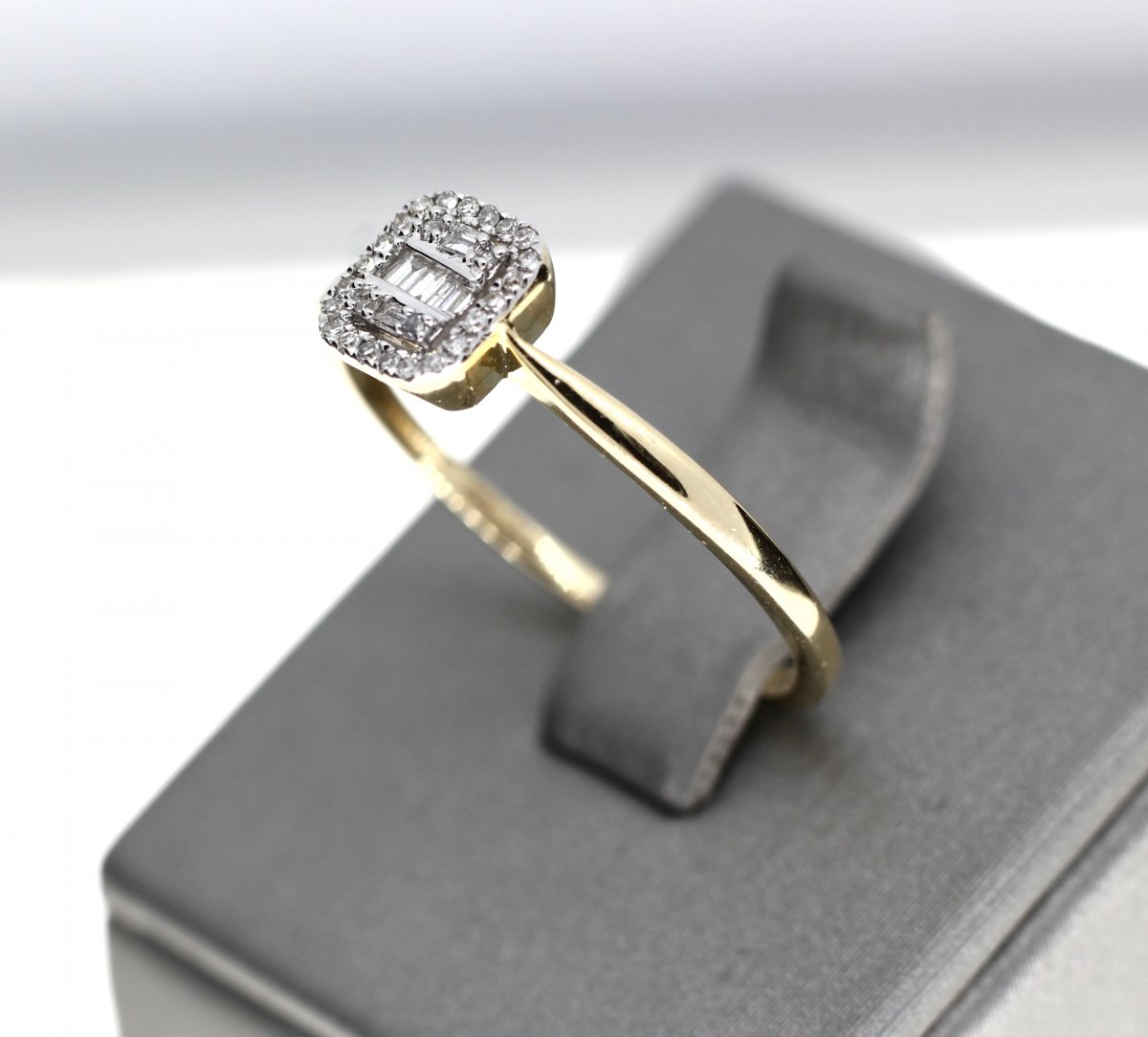 Baquette Entourage Diamant Ring Geelgoud 0.09 crt.