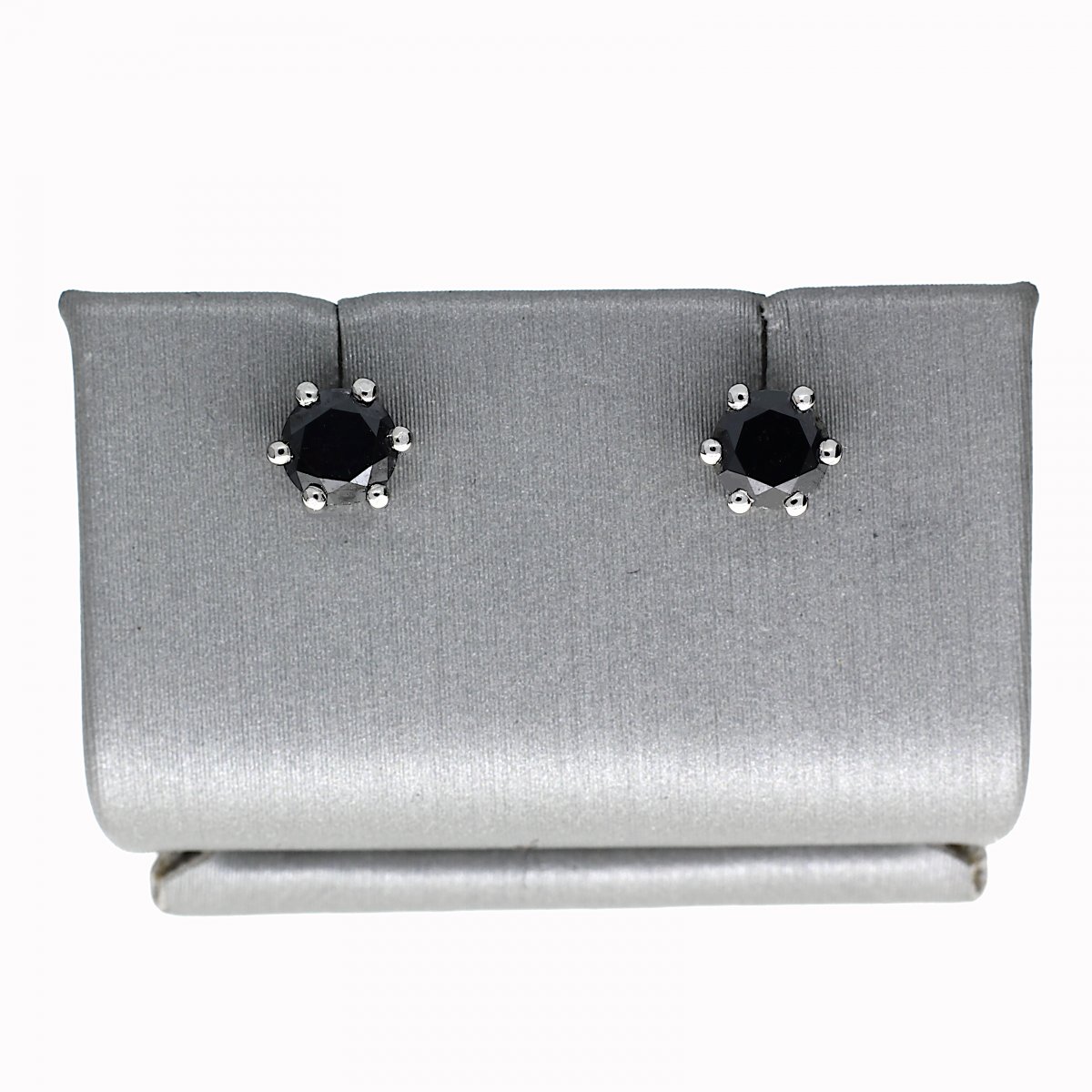 Witgouden solitair oorstekers met zwarte diamanten 2-0.78crt