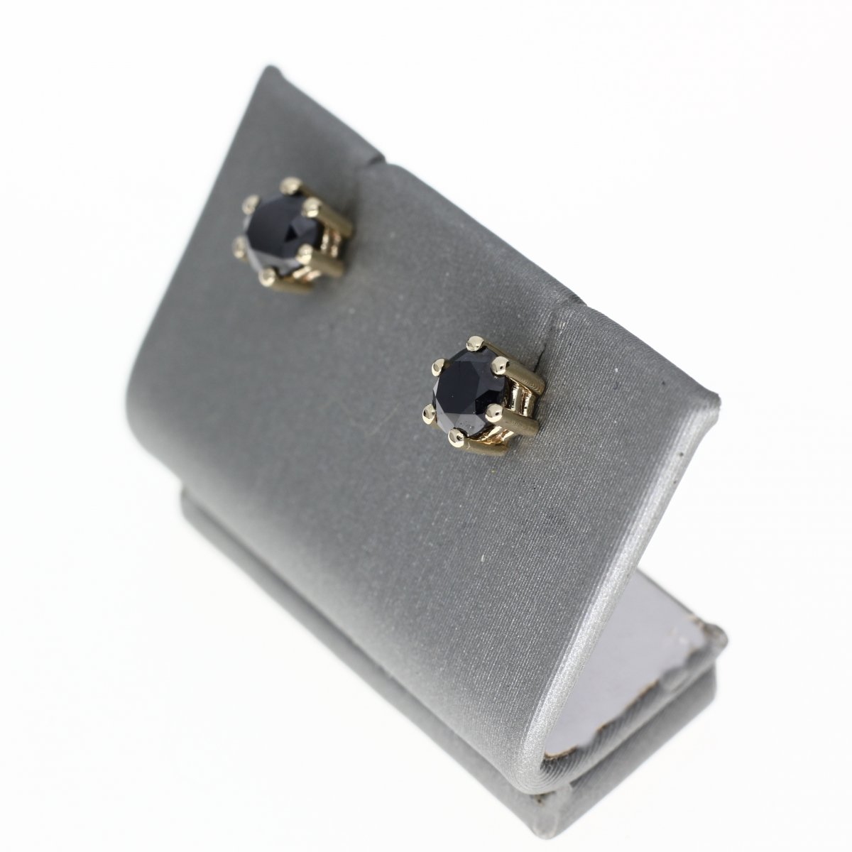 Geelgouden solitair oorstekers met zwarte diamanten 2-0.78crt