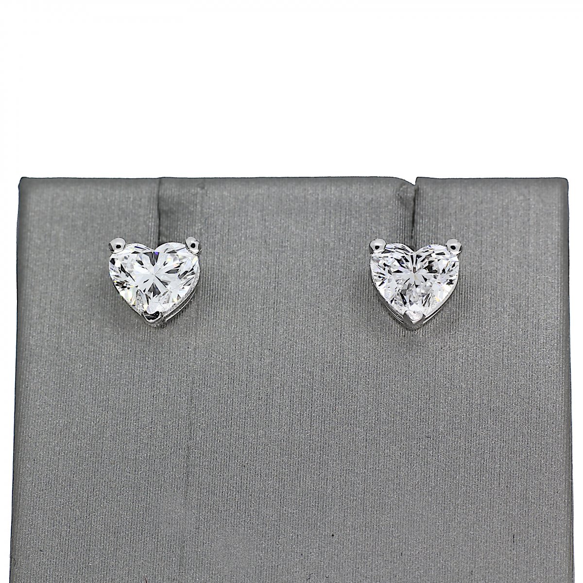 Lab-grown hart geslepen oorstekers 2-1.04crt