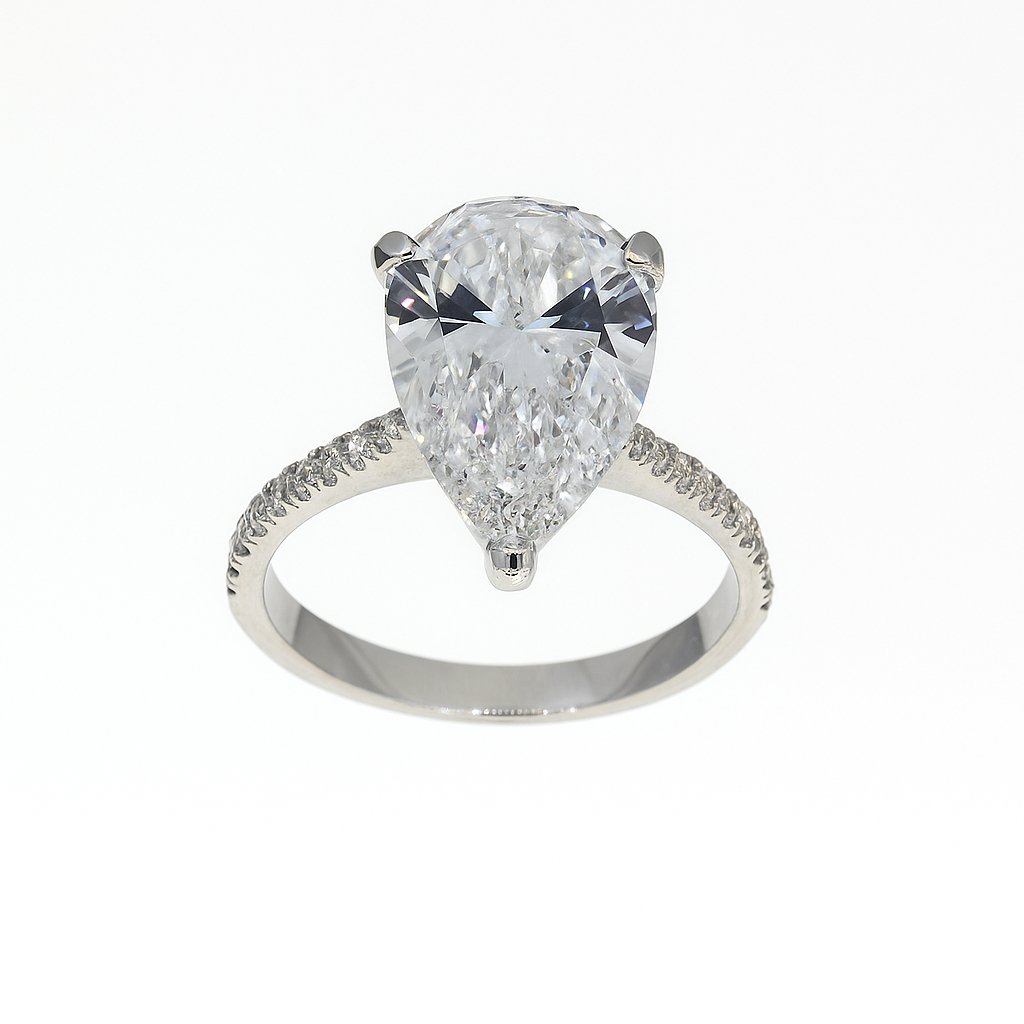 Lab-Grown Peer Solitair ring