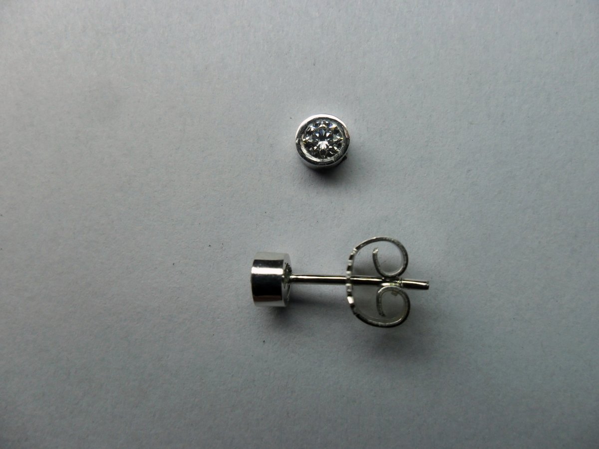 Witgouden Bus Oorstekers - 2 - 0.20 crt.