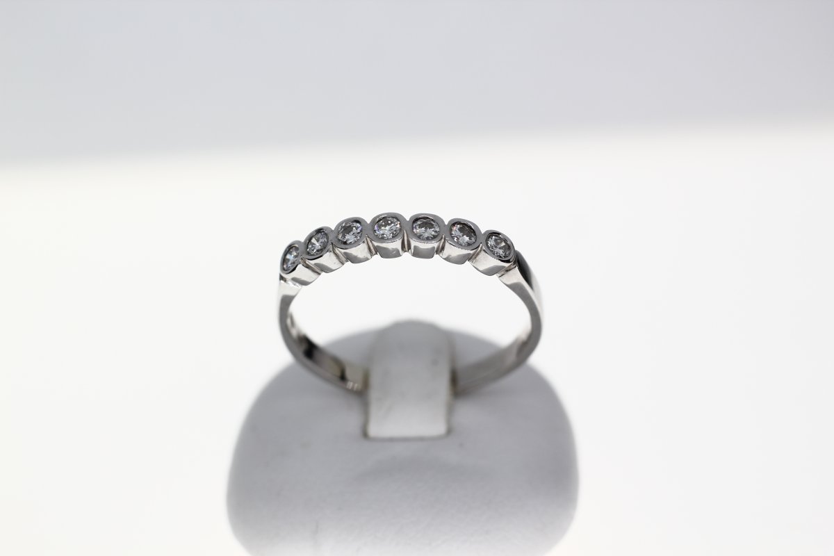 Row Ring Small Closed Setting White Gold 7st.