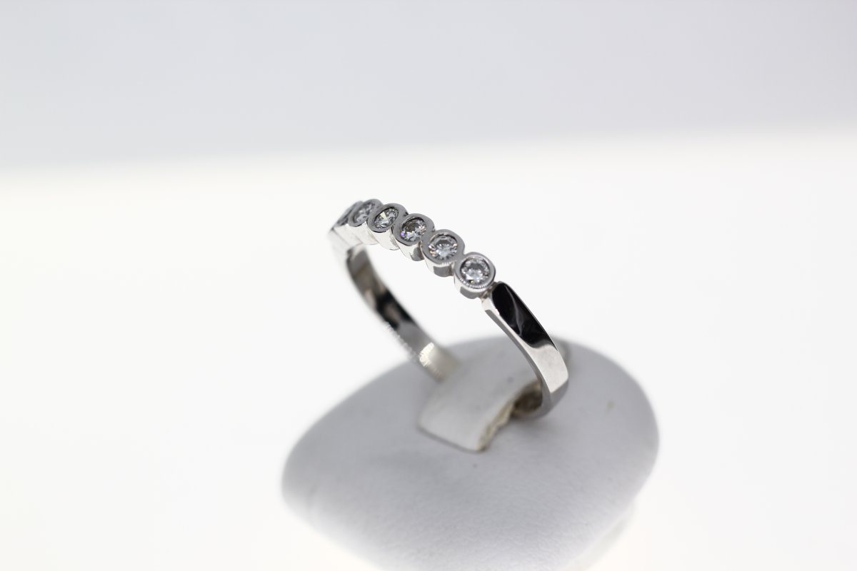 Row Ring Small Closed Setting White Gold 7st.