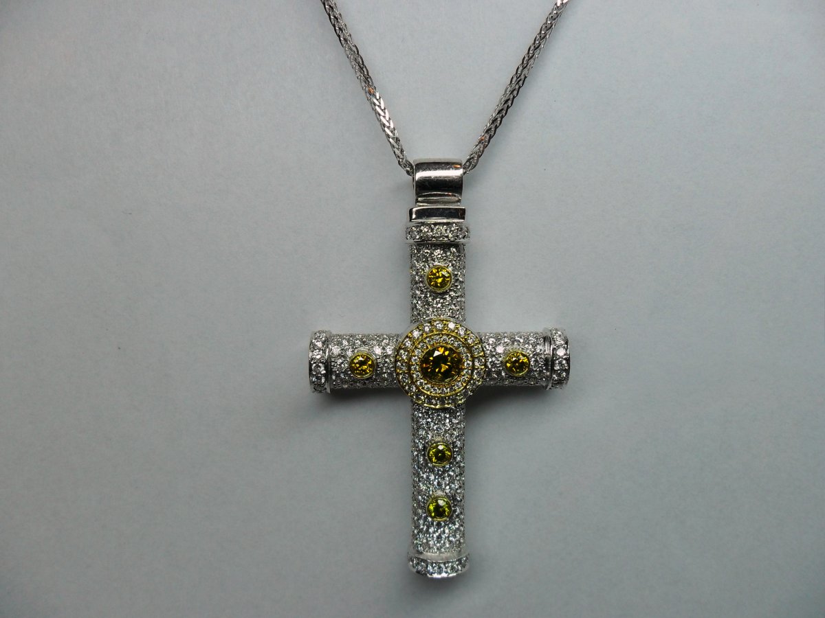 Witgouden Kruis met Natuurlijke Gele Diamanten