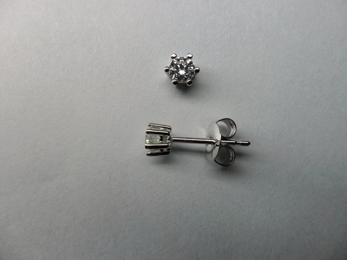 Witgouden Solitair Oorstekers 2 - 0.40 crt.