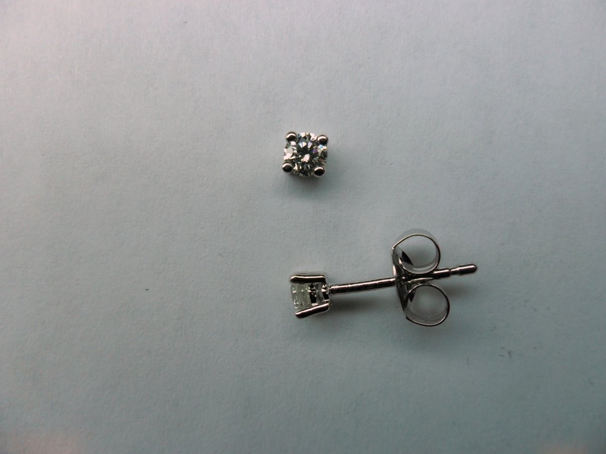 Witgouden Solitair Oorstekers 2 - 0.30 crt.