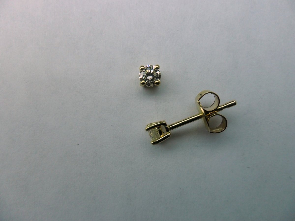 Geelgouden Solitair Oorstekers 2 - 0.30 crt.