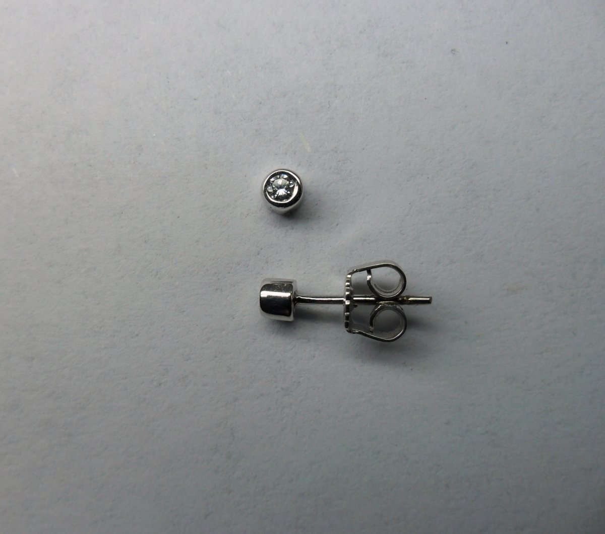 Witgouden Bus Oorstekers - 2 - 0.06 crt.