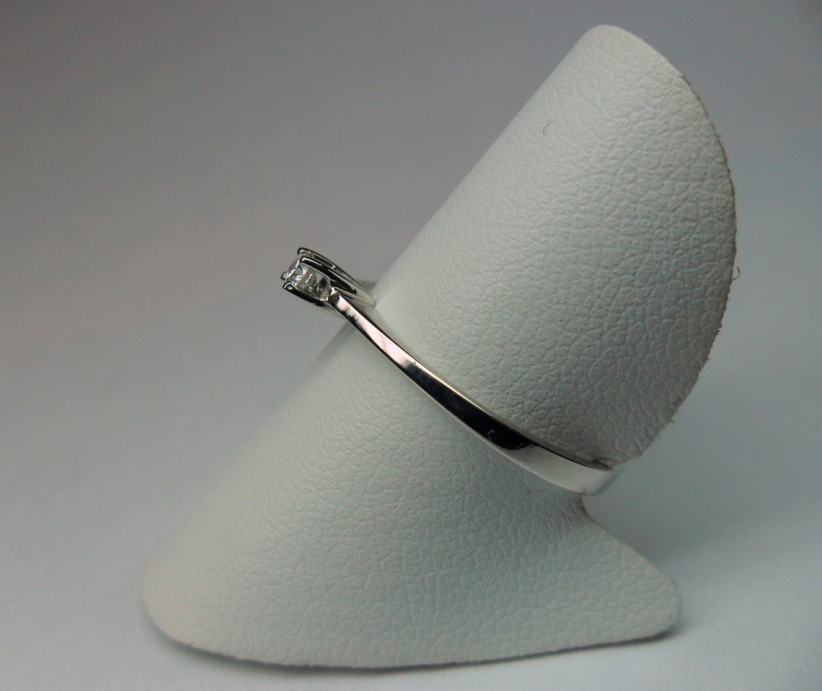 4 pronks solitaire ring