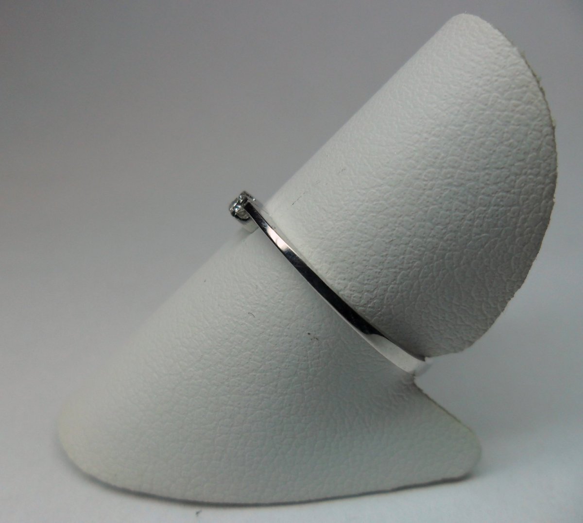 Pointed curved row ring