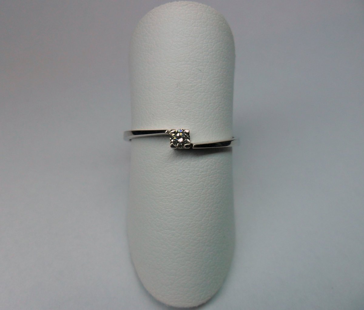 Pointed curved row ring