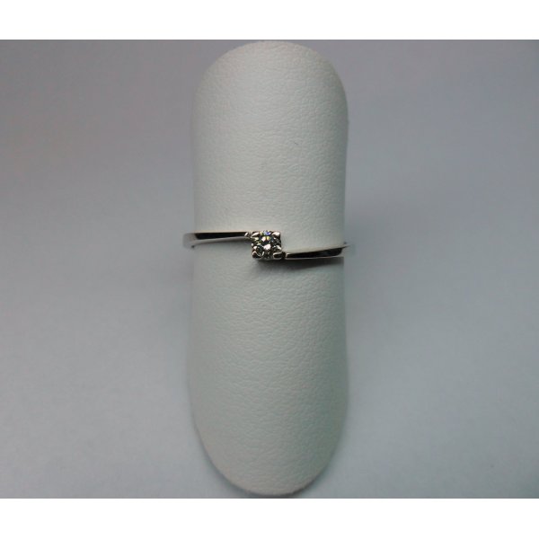 Pointed curved row ring