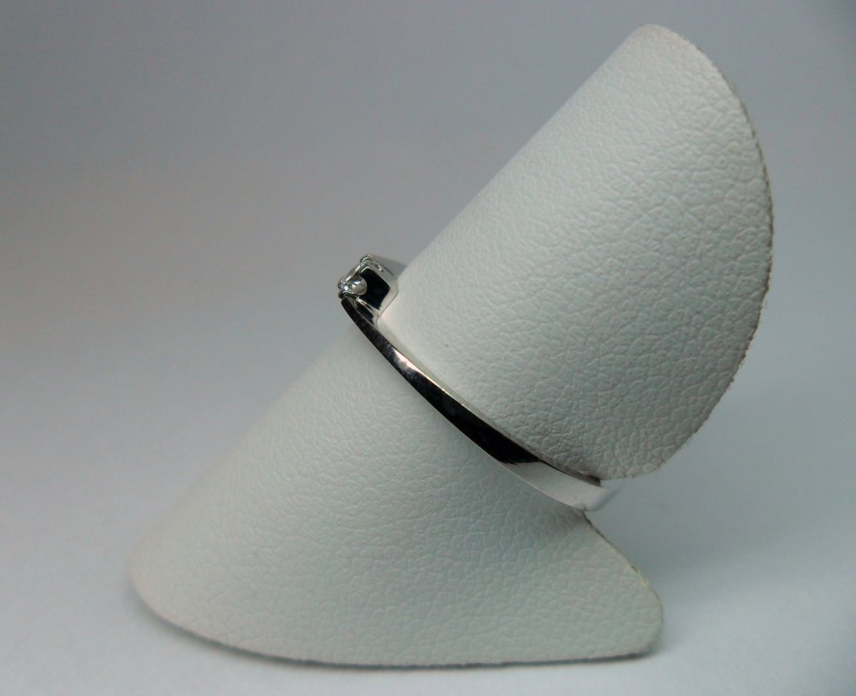 Pointed curved row ring