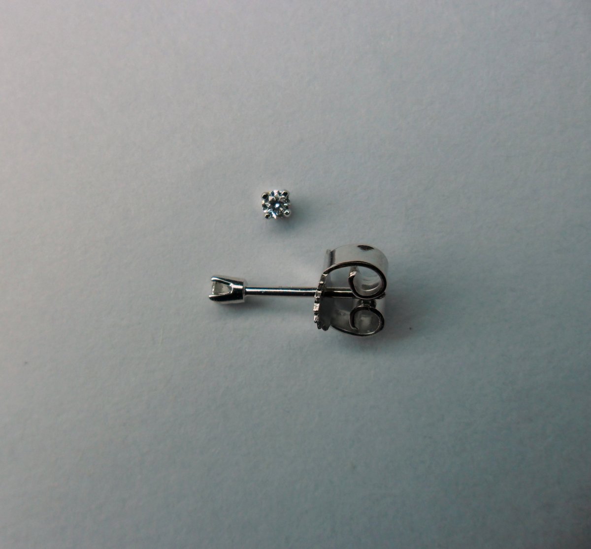 Witgouden 4-Poot Solitair Oorstekers 2 - 0.06 crt.