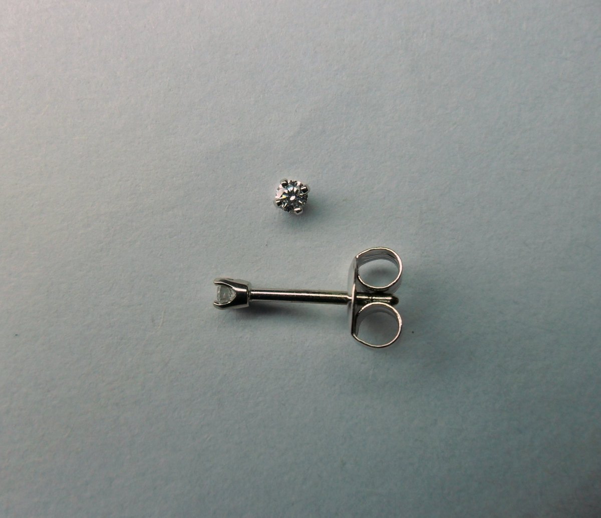 Witgouden 4-Poot Solitair Oorstekers 2 - 0.08 crt.