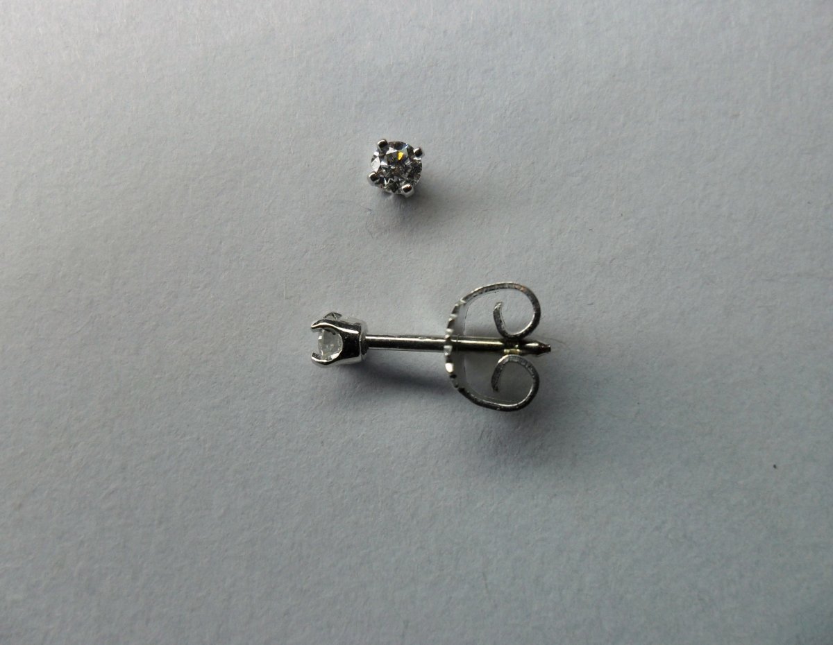 Witgouden 4-Poot Solitair Oorstekers 2 - 0.16 crt.