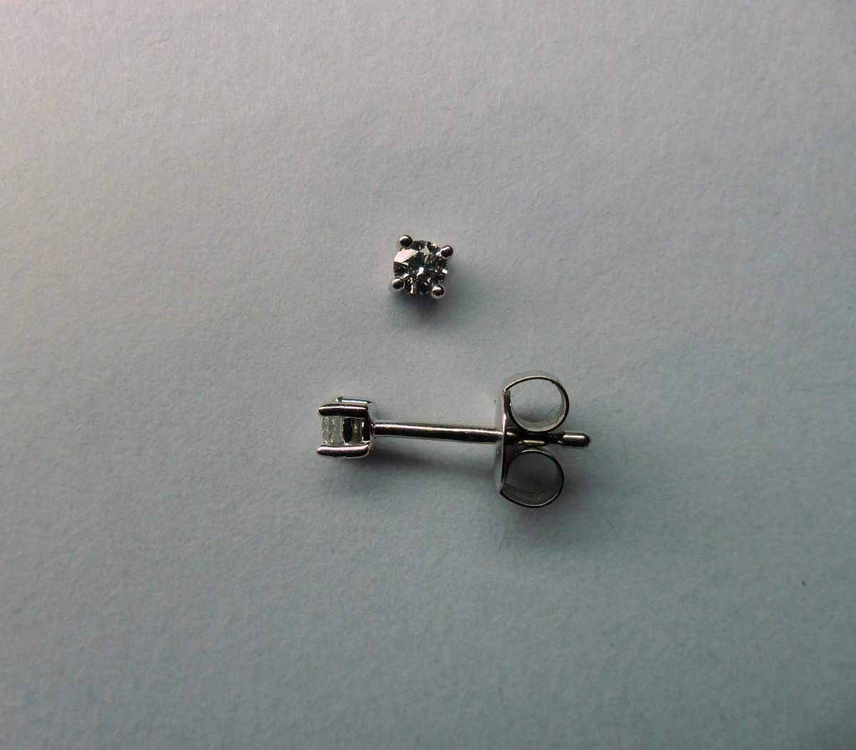 Witgouden 4-Poot Solitair Oorstekers 2 - 0.18 crt.