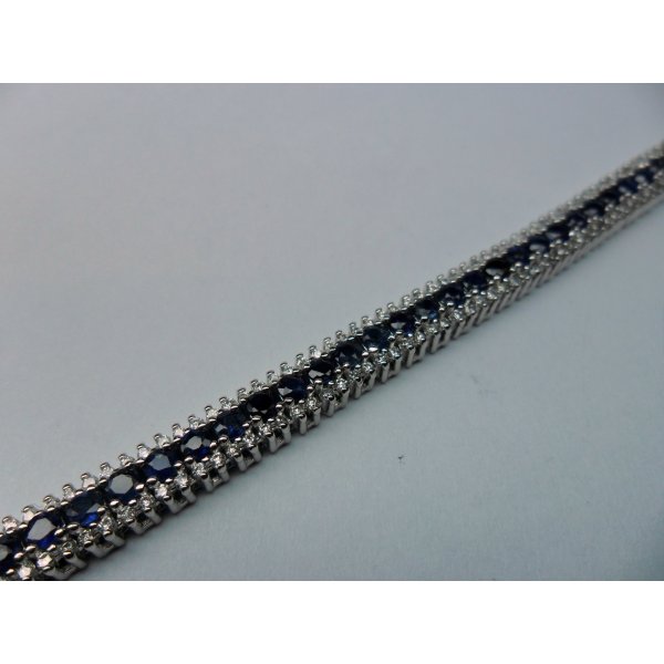 White gold tennis bracelet with Sapphires
