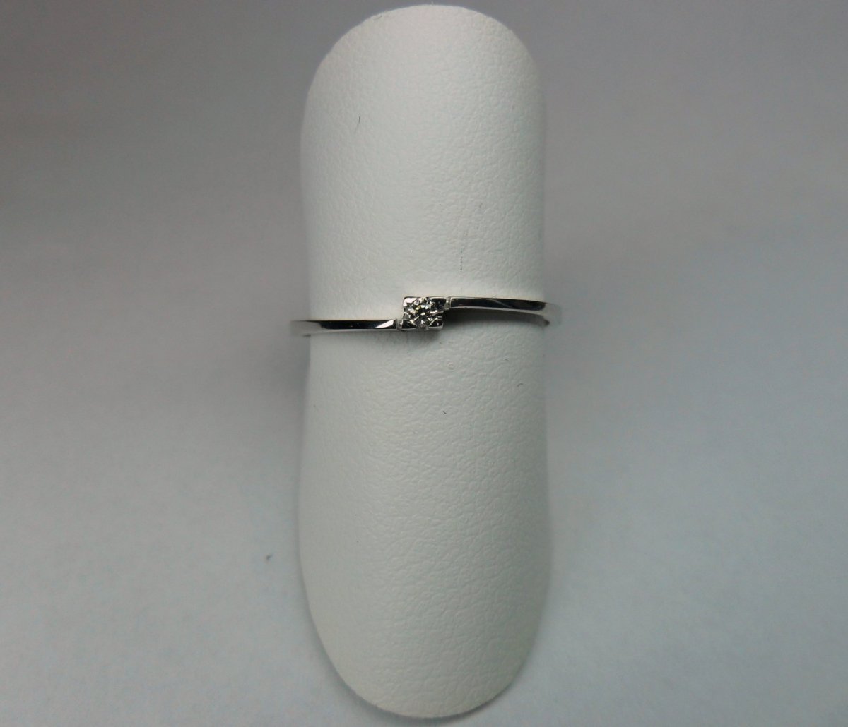 Pointed curved row ring