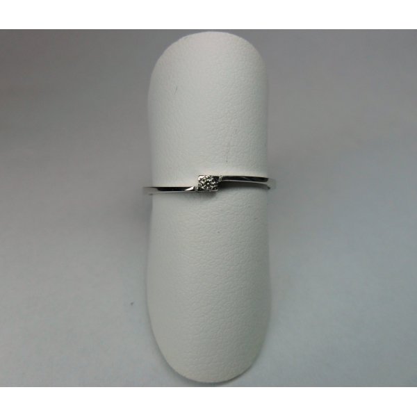 Pointed curved row ring