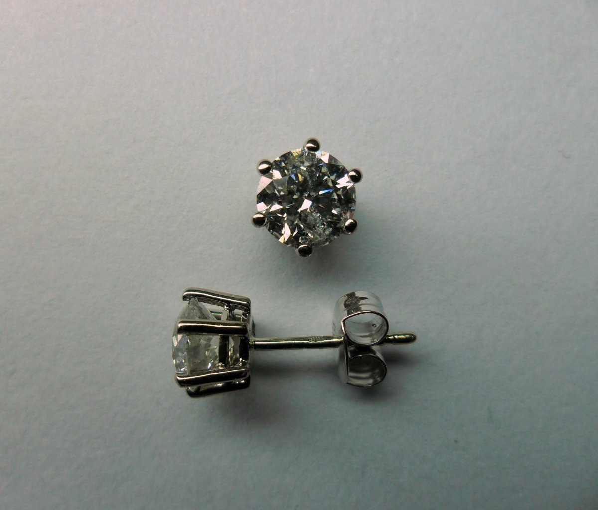 Witgouden Solitair Oorstekers 2 - 2.04 crt.