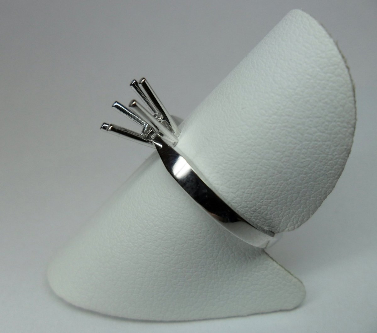 White gold ring mount