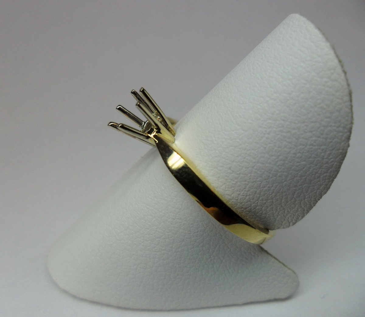 Yellow gold ring mount