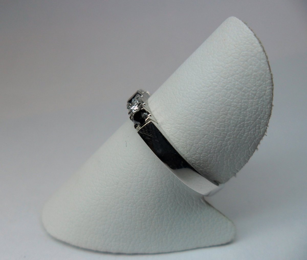 Row ring with black diamonds