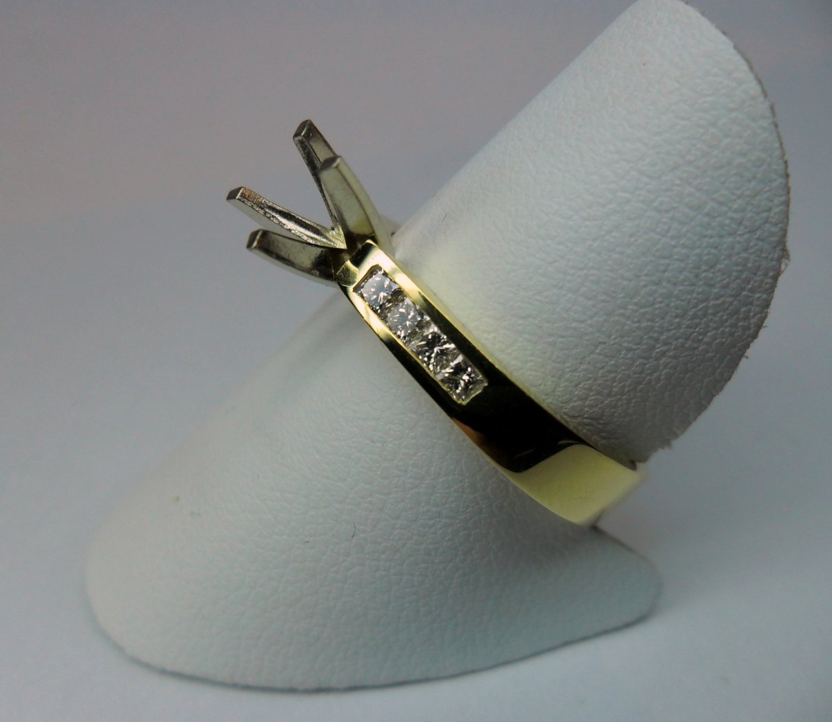 Rail solitaire mount