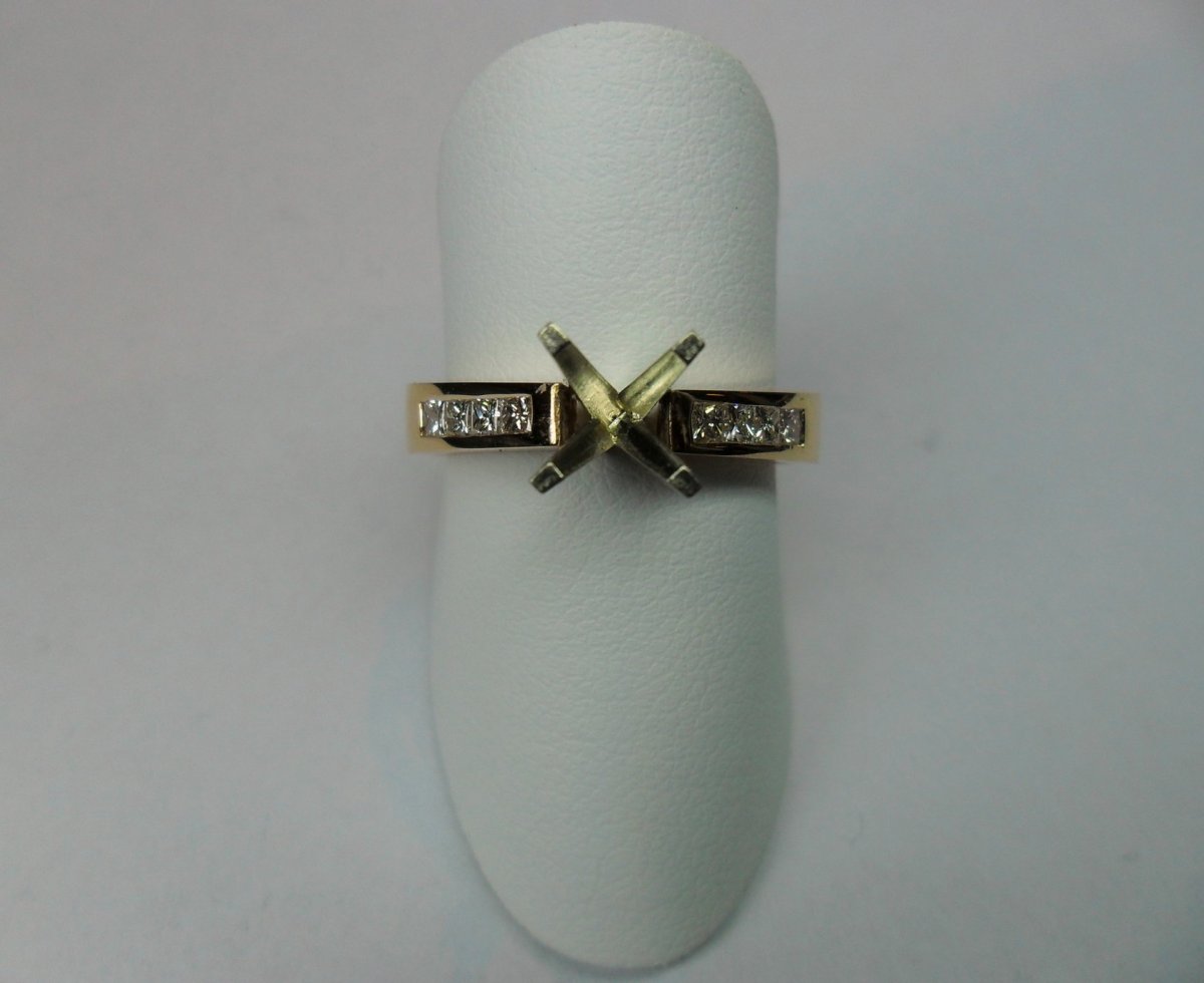 Rail solitaire mount