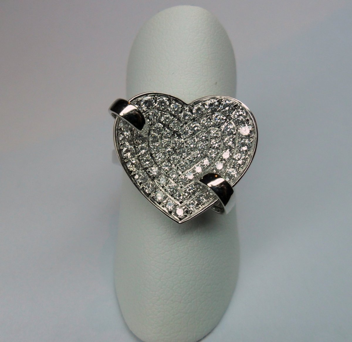 Heart pavé ring