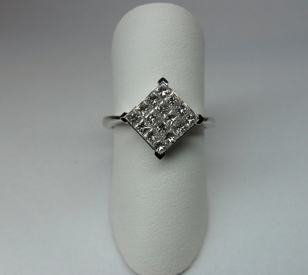 Invisible princess rhombus solitaire ring