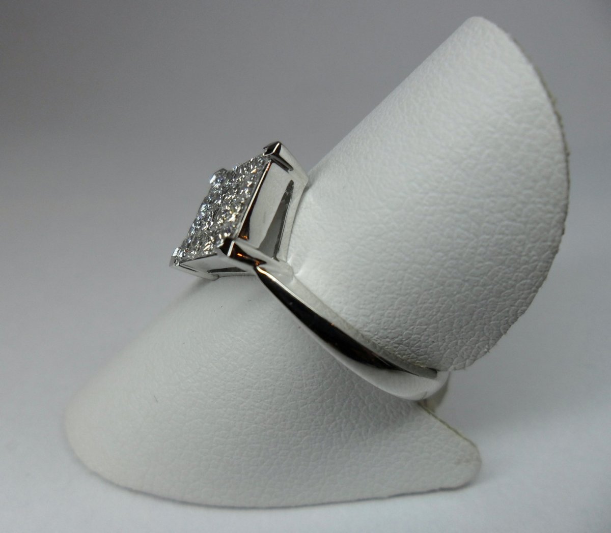 Invisible princess rhombus solitaire ring