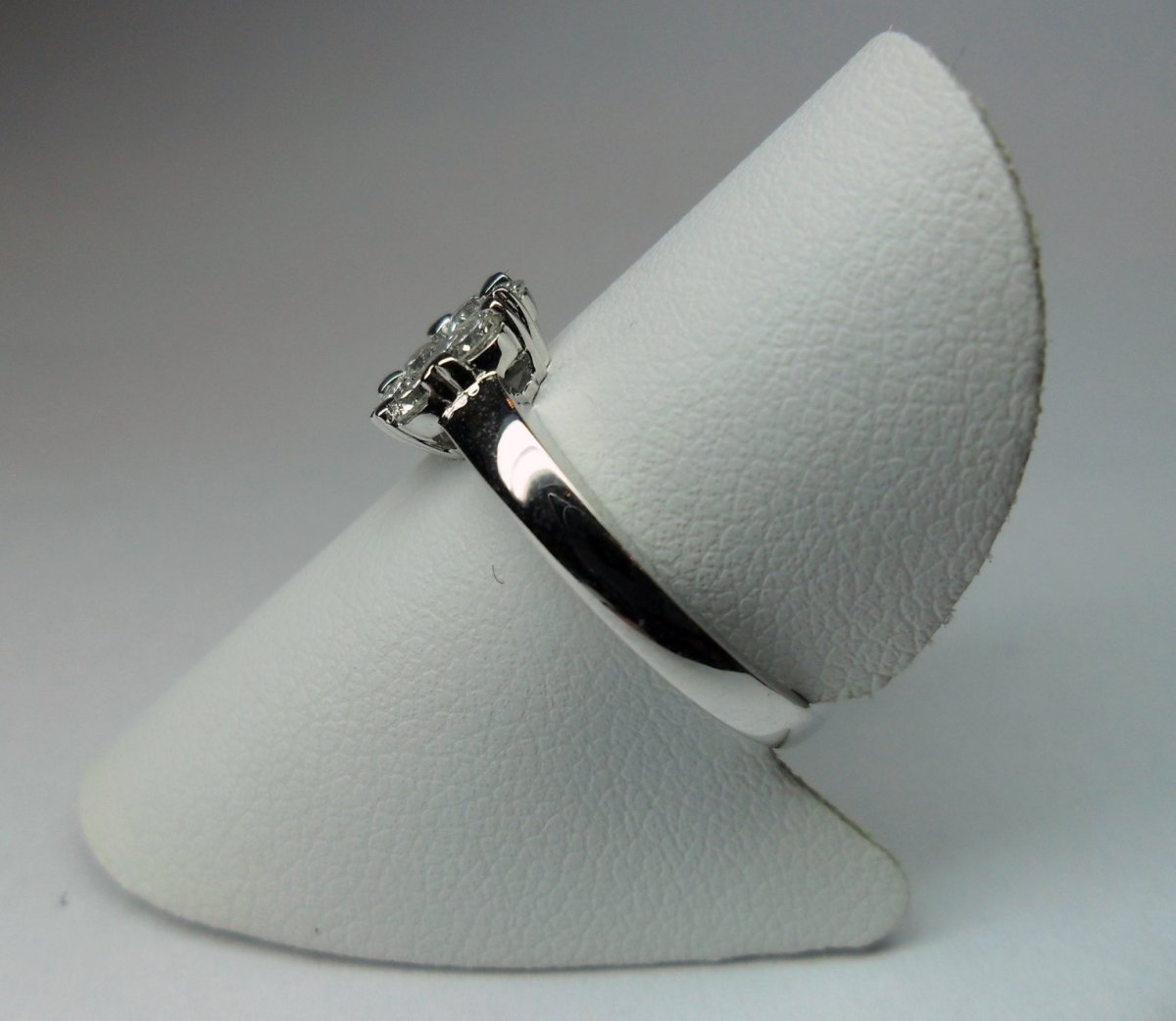 Invisible circle ring